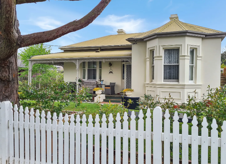 BowralAustralia's tweet photo. Property for rent in 6A Helena Street, Mittagong, NSW 2575

A Delightful Cottage 
$560 per week

Check link here: https://t.co/YAyOLg5rW6
#realty #australia #realestate https://t.co/2eyU3v1ftU