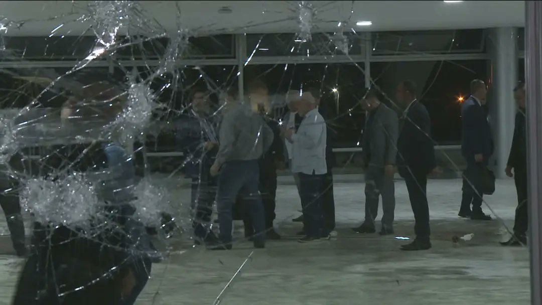 Presidente Lula acabou de chegar no palácio do planalto para analisar os estragos causados nos atos antidemocráticos que aconteceram no dia de hoje em Brasília.