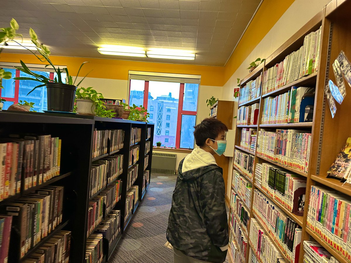 yoyokadrums's tweet photo. Oakland Public Library is my favorite place and always exciting. They have a lot of Japanese manga, and they're very popular!

オークランドの公立図書館は私の大好きな場所。日本の漫画も人気です（もちろんセリフは全部英語です）テレビゲームも自由にできたり、日本とはちょっと違います。 https://t.co/8CtkAFPSjt