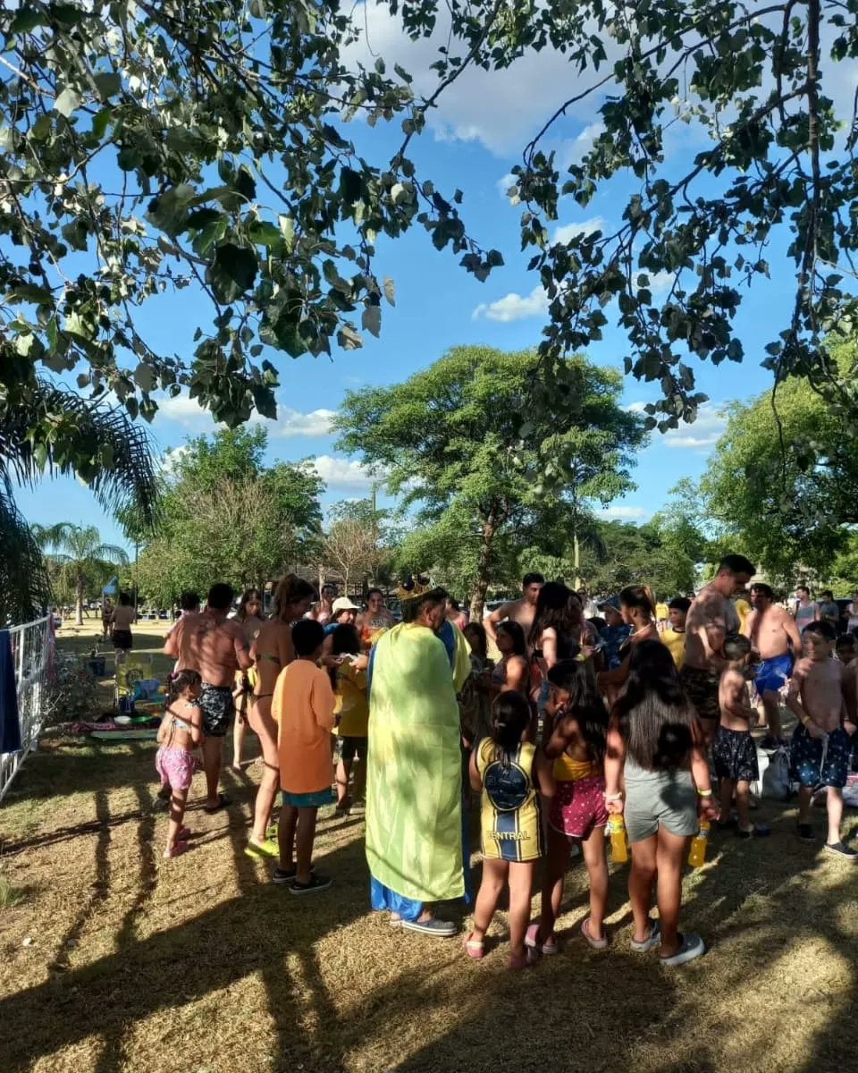 CarcBarrios's tweet photo. La Peña @6dediciembrecarc 🇺🇦 junto a los #ReyesMagos🐫👑 llevaron a l@s Pekes del barrio a disfrutar el Día en el predio de Arroyo, y así los Reyes👑 pasaron a saludar y a sacarse fotos con l@s niñ@s q estaban disfrutando el día en dicho predio. #LaPasiónDeLosBarrios🇺🇦 https://t.co/4XblWXV0LS