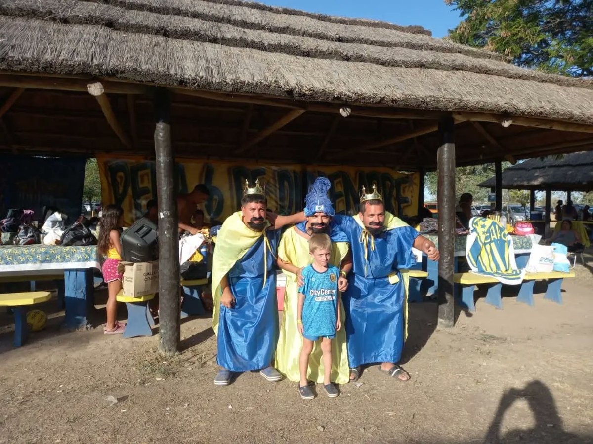 CarcBarrios's tweet photo. La Peña @6dediciembrecarc 🇺🇦 junto a los #ReyesMagos🐫👑 llevaron a l@s Pekes del barrio a disfrutar el Día en el predio de Arroyo, y así los Reyes👑 pasaron a saludar y a sacarse fotos con l@s niñ@s q estaban disfrutando el día en dicho predio. #LaPasiónDeLosBarrios🇺🇦 https://t.co/4XblWXV0LS