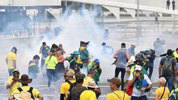 <a href="/EstefaniaVeloz/">Estefanía Veloz</a> Excelente reflexión de <a href="/EstefaniaVeloz/">Estefanía Veloz</a> Casualidad o coincidencia? Steve Bannon jefe de campaña del expresidente Bolsonaro y autor intelectual del golpe de la ultraderecha en el Capitolio. A buen entendedor...
#DeZurdaTeam 🤝