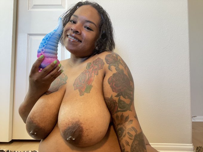 🐙 Watch me try to fit this in my tight hole 💦 https://t.co/eiuuztOWut