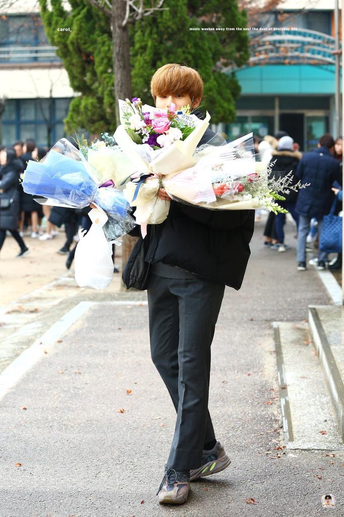 jeongwoomfs's tweet photo. pjw! Sender anak² SMA di sokor udh pada graduate, anak sopa juga... jeongwoo kapan ya?? Awal februari kah? https://t.co/p31l9AGD4T