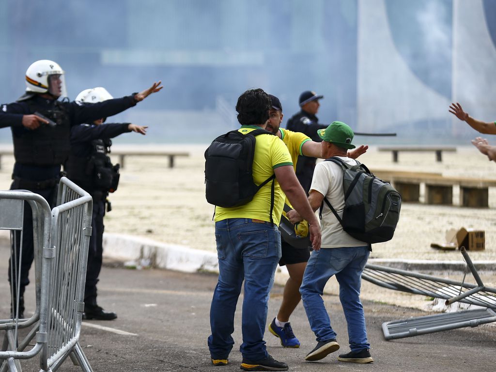“Essa é a hora de a democracia brasileira ser protegida com medidas concretas. Esse é o mais grave ataque à democracia no Brasil desde o golpe de 1964 e precisa de uma resposta à altura”, diz WBO em nota. bit.ly/3XdZDml