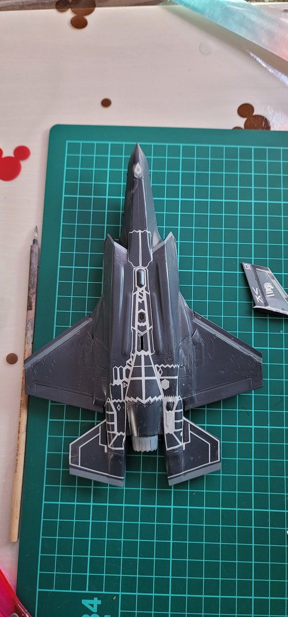 098_asuka's tweet image. F35B LightningIIプラモデル制作過程
デカール貼り始めました。垂直尾翼はパッケージのデザインにもなっていた、アメリカ海兵隊第121海兵戦闘攻撃飛行隊グリーンナイツ隊長機を選びました。
#F35BLightningII
#プラモデル 
#プラモデル好きと繋がりたい