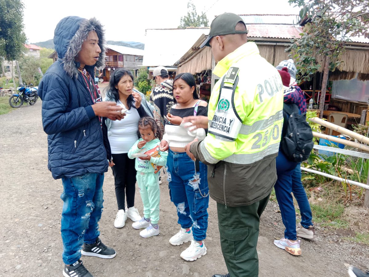PoliciaPasto's tweet photo. El grupo de Protección a la Infancia y Adolescencia, realizó actividades de prevención durante el Festival de la Trucha en el corregimiento del #Encano, con recomendaciones para evitar la vulneración de los derechos de Niñas Niños y Adolescentes #TurismoSeguro #YoProtejoLaNiñéz https://t.co/EPHVh8qqRu