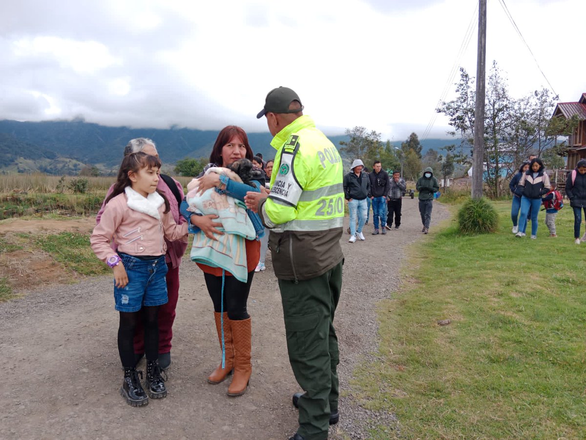 PoliciaPasto's tweet photo. El grupo de Protección a la Infancia y Adolescencia, realizó actividades de prevención durante el Festival de la Trucha en el corregimiento del #Encano, con recomendaciones para evitar la vulneración de los derechos de Niñas Niños y Adolescentes #TurismoSeguro #YoProtejoLaNiñéz https://t.co/EPHVh8qqRu