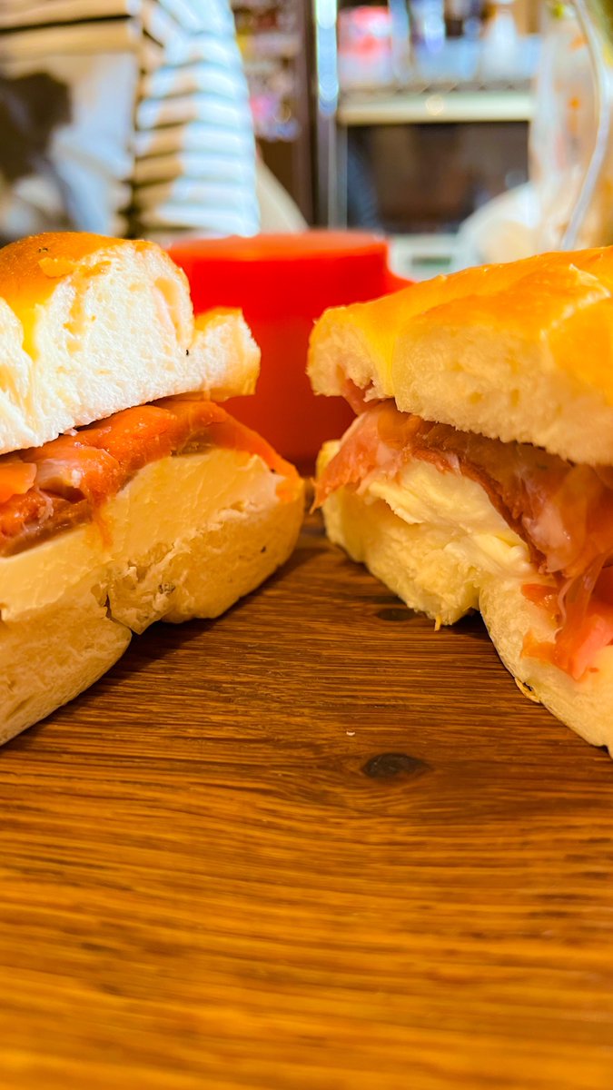 朝食は美味しいベーグル🥯を頂いたので
・クリームチーズ＆スモークサーモン
・モッツァレラ＆生ハム
の組合せで朝から幸せ✨️
具は多めがポイントですわよ😆