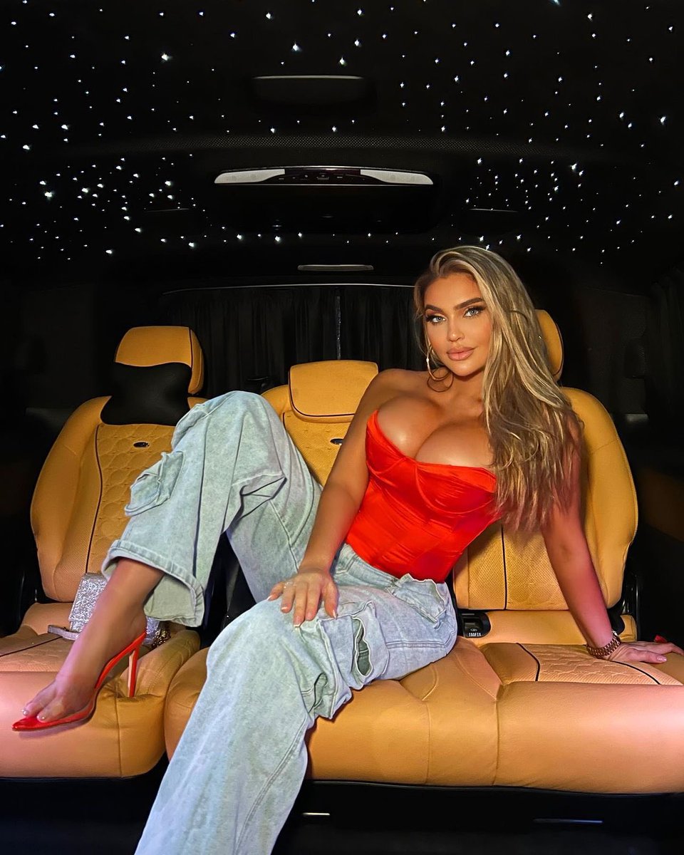 دي واحده شرموطه وخالت واحد انا فشخة نيك