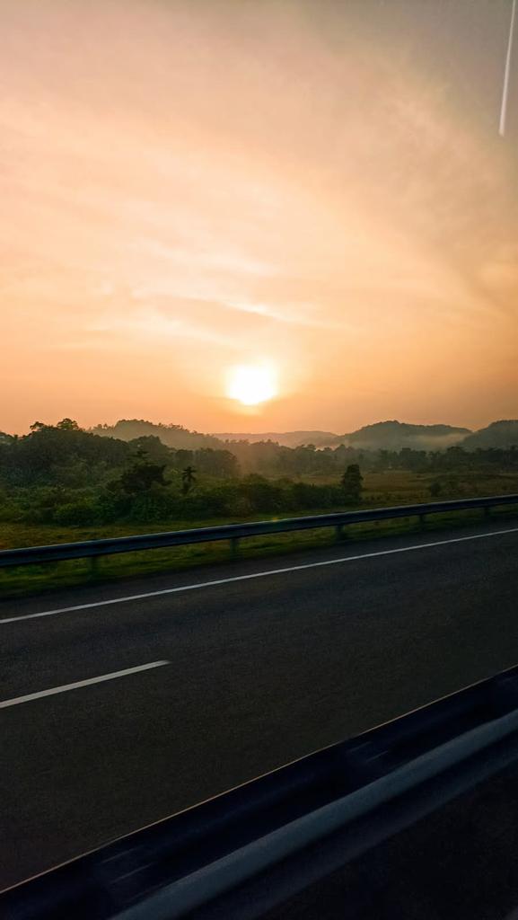 IRUDK0's tweet photo. #Good_morning 🌼
#Have_a_Good_day  ❤️
#mist 💖
#sunrice 🧡
#morning_view 💚
#captions https://t.co/ding2zGYsd