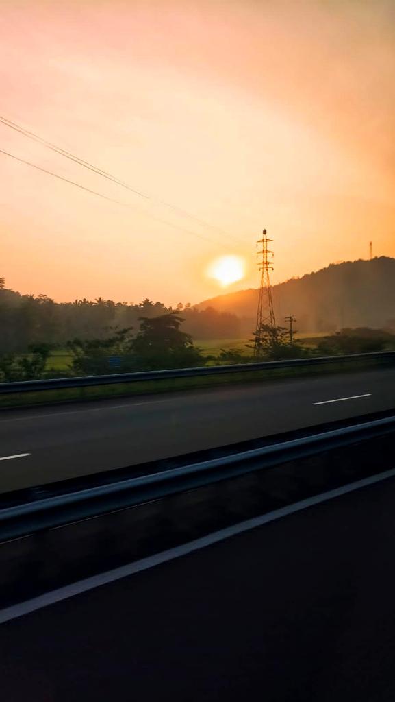 IRUDK0's tweet photo. #Good_morning 🌼
#Have_a_Good_day  ❤️
#mist 💖
#sunrice 🧡
#morning_view 💚
#captions https://t.co/ding2zGYsd