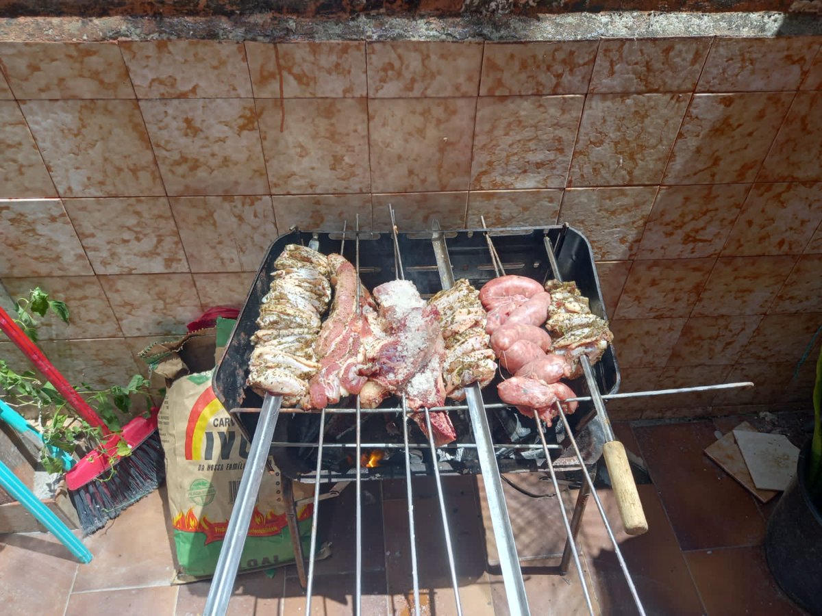 PeixotoRavel's tweet photo. churrasco no domingo e tomando uma gelada https://t.co/DOmHcLxc27
