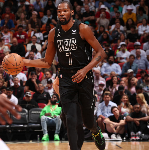 Nets247I's tweet photo. I Nets vincono ancora, ma l'infortunio di Kevin Durant preoccupa.

➡️ https://t.co/ynOwUduFcD

#NetsWorld #HeatvsNets #KevinDurant https://t.co/DYL3s1JBE0
