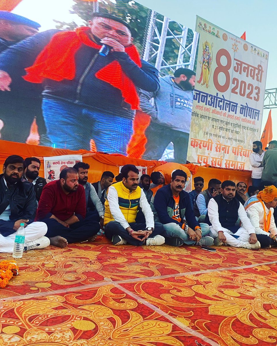 SandeepRRKS's tweet photo. श्री जीवन सिंह शेरपुर जी, #करणी_सेना परिवार की अध्यक्षता में 8_जनवरी_जन_आंदोलन_भोपाल के जंबूरी मैदान से जन हित में 22 सूत्रीय मांगों के साथ क्षत्रियों के साथ साथ सर्व समाज के 10 लाख से भी ज्यादा देशवासियों की उपस्थिति । इंकलाब जिंदाबाद ।
#sandeepsinghrathorechainpura
@ABPNews https://t.co/PtmmJMWtwr