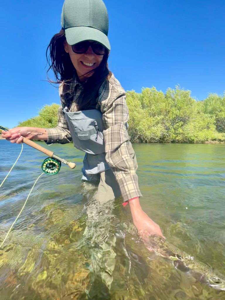 LasPampasLodge's tweet photo. Releasing a wild one.
Vero had a good time experiencing the incredible dry fly fishing we have on our home waters ...

#flyfishing #flyfish #patagoniaflyfishing #wildtrout #keepfishwet https://t.co/iO3IsLRlFL