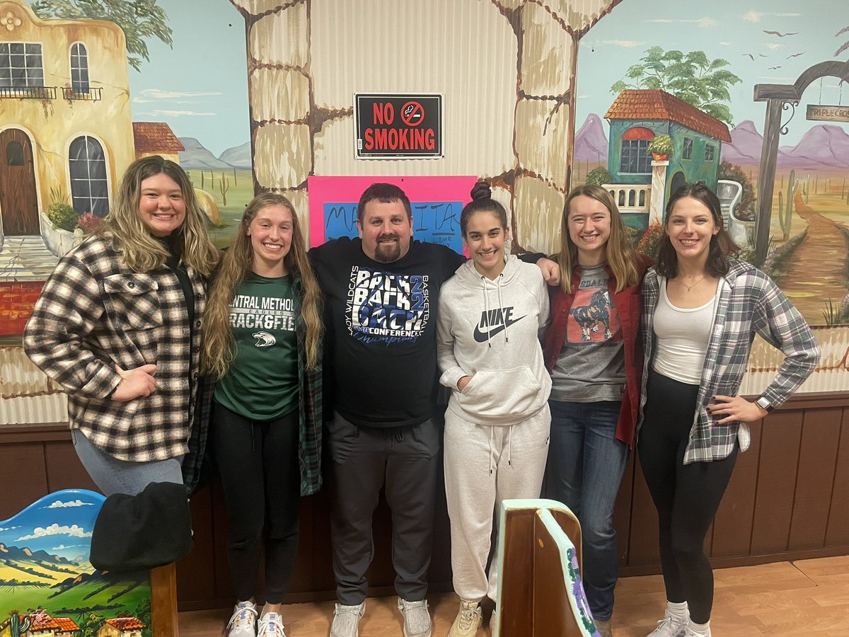 Basingerjoe's tweet photo. Had an awesome time catching up with some of our former players tonight!! It was very last minute so we missed some of them! A lot of successful young ladies who have taught me more than they will ever know both in this picture and not pictures!! #mocobasketball #proudcoach https://t.co/7mSMjMd4YN