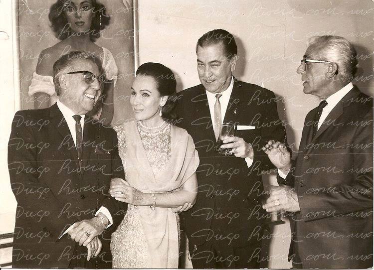 DoloresDelRio1's tweet photo. Dolores del Río, Fernando Soler, Carlos López Moctezuma & Andrés Soler (1967).
#doloresdelrío #diva #mexico #hollywood #fernandosoler #carloslópeznctezuma #juliánsoler #1960s https://t.co/QN4bnNsZBs