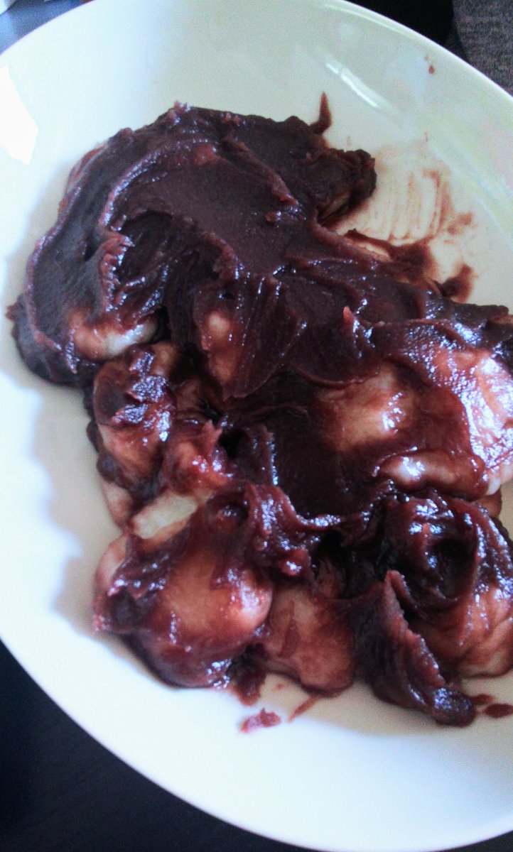 正月の残りの餅を伊勢のあんこ屋さんのこし餡まみれにして自家製赤福風に。 