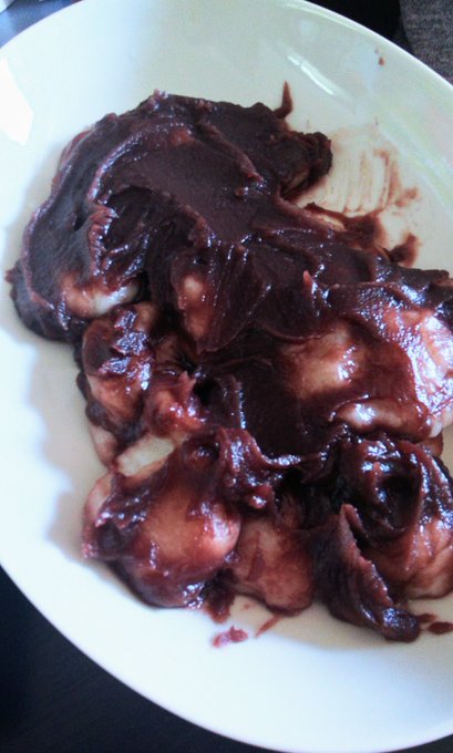 正月の残りの餅を伊勢のあんこ屋さんのこし餡まみれにして自家製赤福風に。 