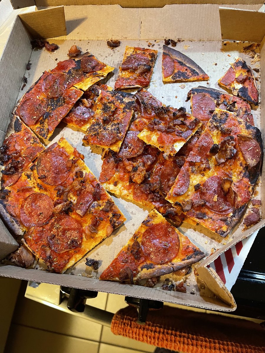 CarolHoladay's tweet photo. This is why I always request pie-cut on my online orders from ⁦⁦@dominos⁩ . Whether or not I’ll get what I ordered with thin crust is a bit of a crapshoot. My husband’s pizza was beautiful and appetizing… I wish party-cut would go away forever! 😢🍕 https://t.co/9Y64kw38a8