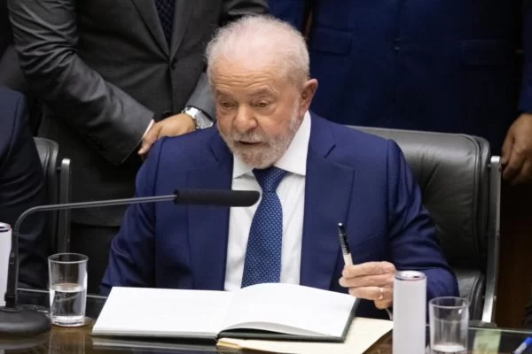 Metropoles's tweet photo. ‼️ Atenção: Lula convoca governadores para reunião de emergência em Brasília nesta segunda

Presidente quer resposta institucional em defesa da democracia após o vandalismo provocado por terroristas na capital federal

Leia: https://t.co/kiNb5YSVg9 https://t.co/DJn2sQ4MP7