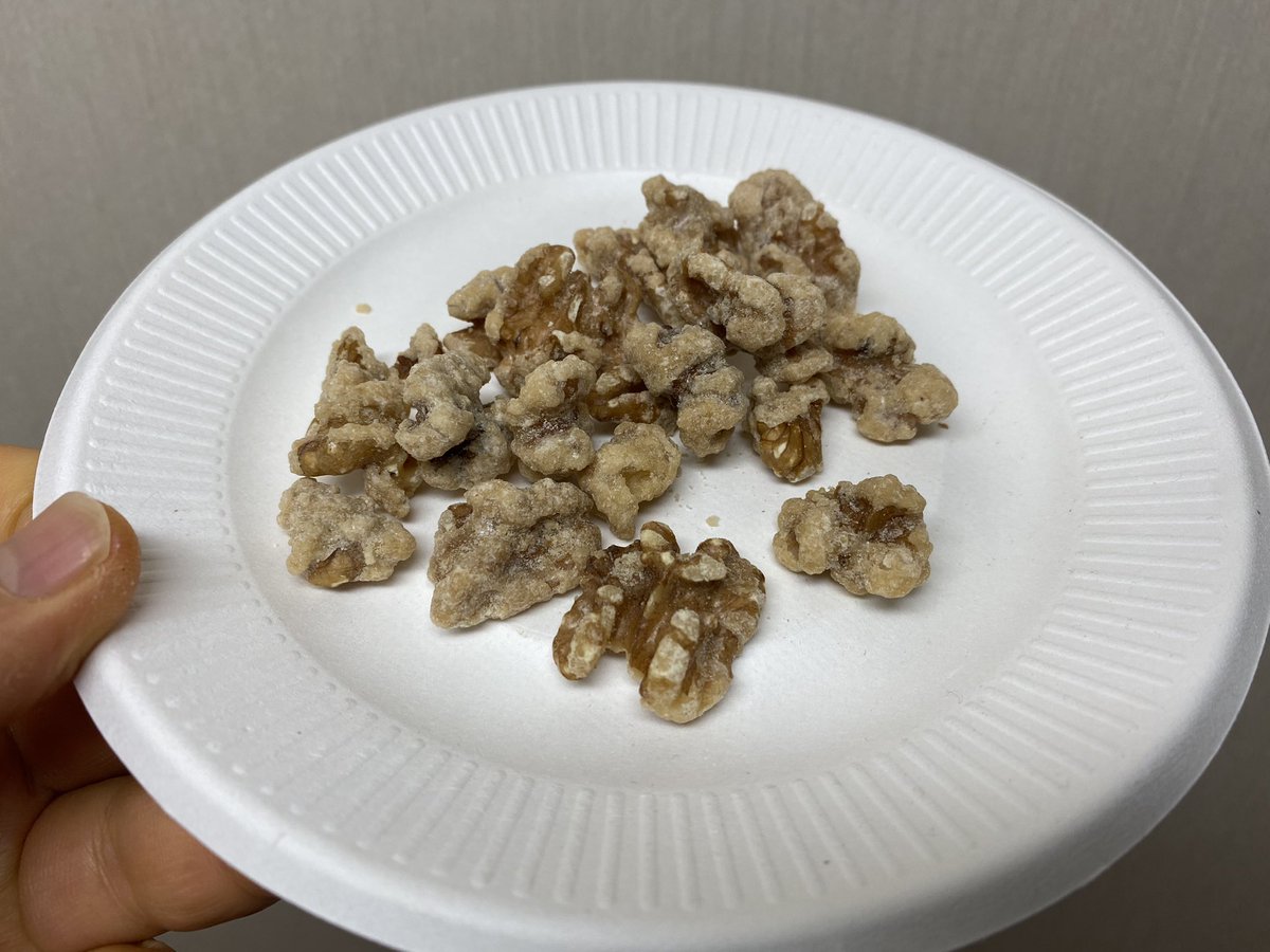 icemantorao's tweet photo. #maplewalnuts #candy
I bought this maple walnuts sold by weight
I was not going to buy a lot
All the walnuts in the scoop fell into the bag
It was bad manners to put it back in the case, so I bought a lot as it was.
But taste was good so itβs all right lol https://t.co/q3Mhts9YqU