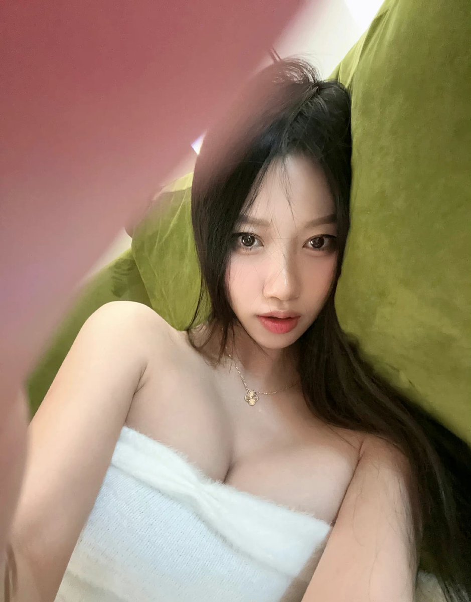 Ydoooo2's tweet photo. 发两张素颜
#素颜 #反差 #大胸 #母狗 #乳交 #意淫 #射屏 #合照 https://t.co/Ly4D7L8ZkG