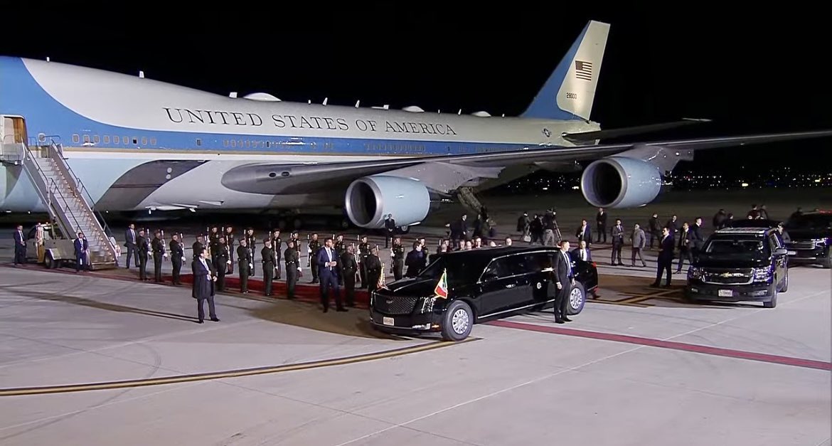 SkystoreMx's tweet photo. #SkyAlDía Llegó @POTUS en el Air Force One  al @aifaaero lo recibe @lopezobrador_ https://t.co/cj1GcTzTdT