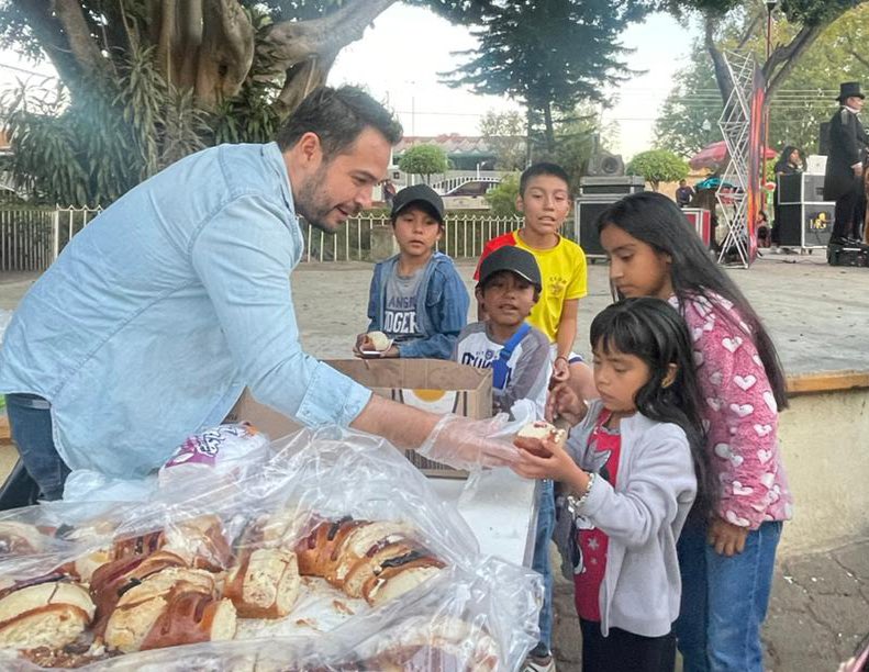 LOPEZSORROZA's tweet photo. Que gusto poder convivir con las niñas y niños de Tlalixtac este domingo que asistieron al show de magia alusivo al #DíadeReyes, la ilusión y felicidad de las niñas y niños es nuestra responsabilidad. ¡Feliz Domingo! https://t.co/tygHZ0lPsE