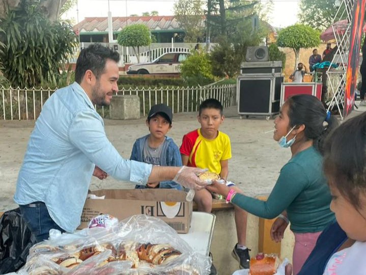 LOPEZSORROZA's tweet photo. Que gusto poder convivir con las niñas y niños de Tlalixtac este domingo que asistieron al show de magia alusivo al #DíadeReyes, la ilusión y felicidad de las niñas y niños es nuestra responsabilidad. ¡Feliz Domingo! https://t.co/tygHZ0lPsE