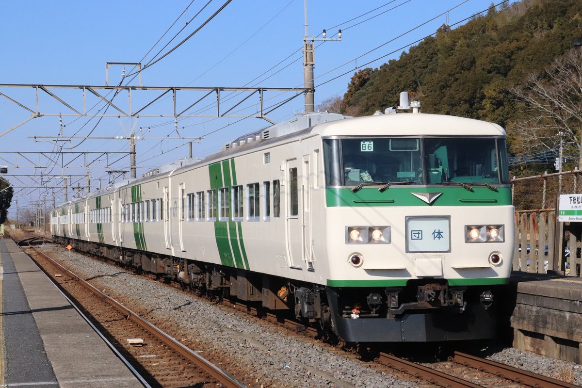団体の成田臨、先程下総松崎駅を通過しました。