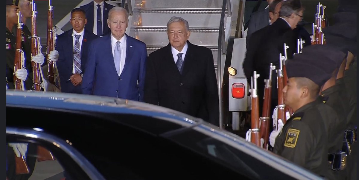 Arde la derecha 🔥

Así fue la llegada de Joe Biden al AIFA.
Fue recibido por el presidente de México , Andrés Manuel López Obrador y el canciller Ebrard.