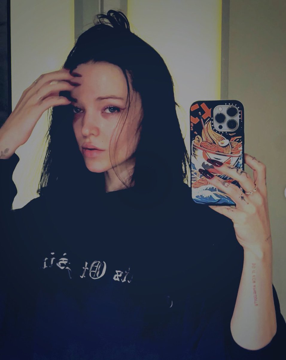 𝘞𝘩𝘦𝘯 𝘺𝘰𝘶 𝘧𝘦𝘦𝘭 𝘢𝘭𝘰𝘯𝘦, 𝘫𝘶𝘴𝘵 𝘤𝘢𝘭𝘭 𝘮𝘦. . . 𝘓𝘪𝘵𝘵𝘭𝘦 𝘚𝘶𝘯𝘴𝘩𝘪𝘯𝘦.