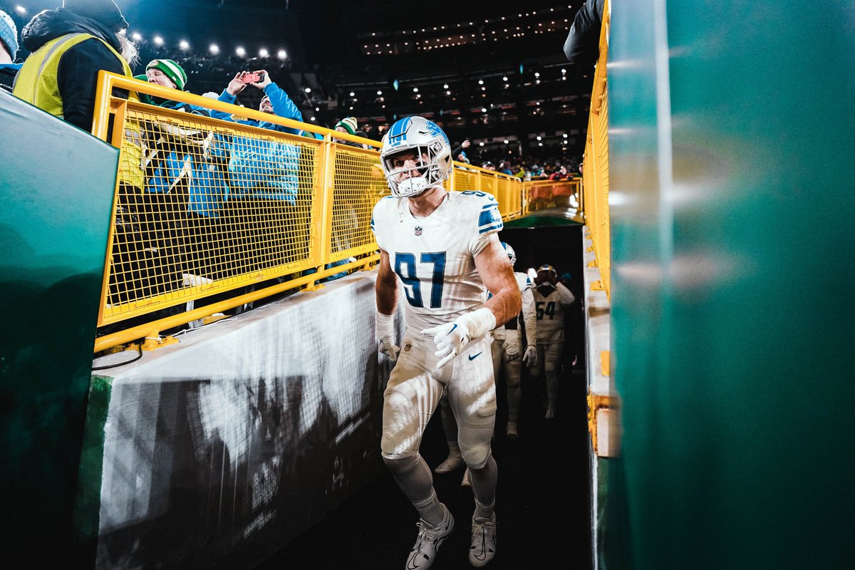 LionsPR's tweet image. .@Lions DL @aidanhutch97 is the first @NFL player to produce a season with 9.5 sacks, 3 INTs &amp;amp; 2 FRs since Hall of Fame DE Richard Dent in 1990.

Hutchinson and Dent are the only DLs in NFL history to produce such a season.

#OnePride