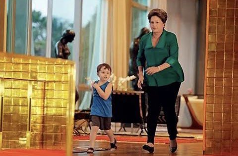 Presidenta Dilma, 2014: “São tantas obras de arte aqui... Às vezes, o Gabriel tenta mexer em alguma, e eu digo: 'Não, meu filho, aí não pode mexer'. Aí ele me pergunta a razão, e eu respondo: 'Não pode mexer porque isso não é da vovó. Isso pertence ao povo brasileiro'.