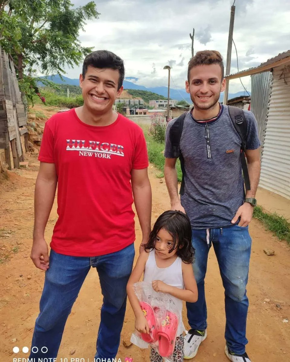 davidbernal_p's tweet photo. Hoy 8 de enero estuvimos en valles de la vega entregando donaciones de mudas de ropa,sacandole sonrisas a los mas pequeños y así causando un pequeño impacto en ellos.

#los patios
#impactandolospatios
#Diosesbueno https://t.co/3VnauONKt2