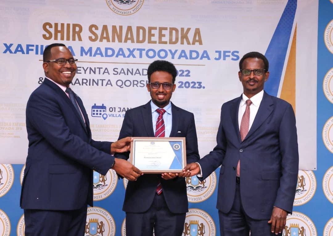 Honbarre's tweet photo. I'm pleased of receiving the certificate from @TheVillaSomalia’s Chief of Staff @husseinhaaruun &amp; State Minister @SenatorAbshir in recognition of the best staff in COS office 2022. 

#Mogadishu #Somalia https://t.co/vENOfoPv3z