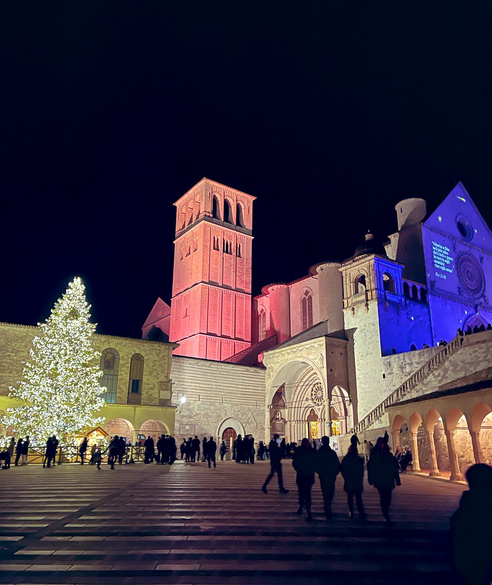 Beautiful and magical #Assisi during the winter holidays in #Umbria #Italy 🌠 📍Assisi, The Basilica of Saint Francis #sanfrancesco