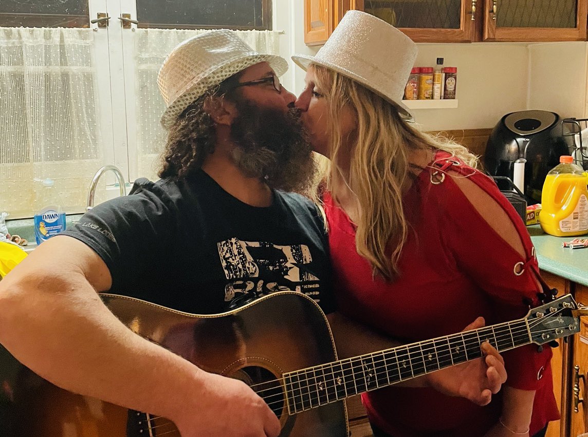 ParrySoundLife's tweet image. Quiet fun night with music laughs with friends! #cmon2023 #wegotthis ❤️ 

Happy NY to my #tweeps &amp;amp; #SAMFAM ❤️