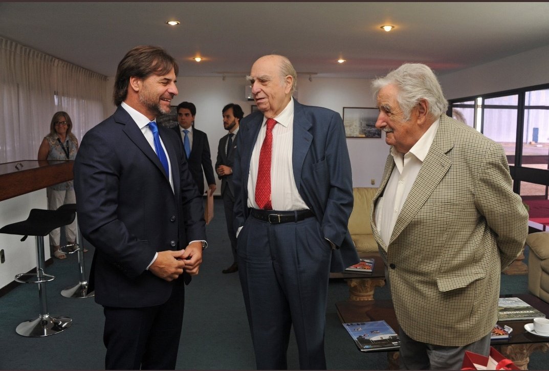 Estos son los actos que engrandecen a un país. Tres presidentes, tres visiones diferentes y un solo país. Es un orgullo ser Uruguayo aunque haya algunos que lo quieran convertir en un isla comunista. Gracias <a href="/LuisLacallePou/">Luis Lacalle Pou</a>