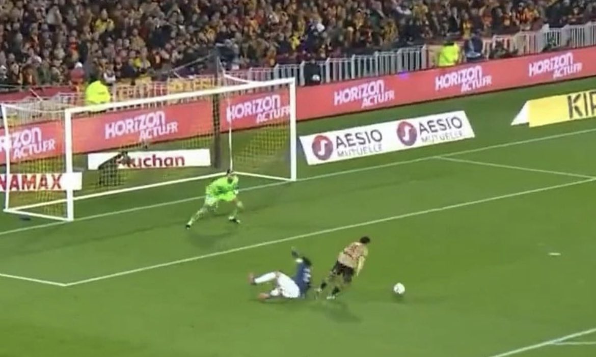 SmartPowerstud's tweet image. Cher #marquinhos n’hésite pas à nous contacter pour des crampons haute-performance ! 🦈💪 #RCLPSG #Ligue1 #PSG #RCLens #pasdeglissade
