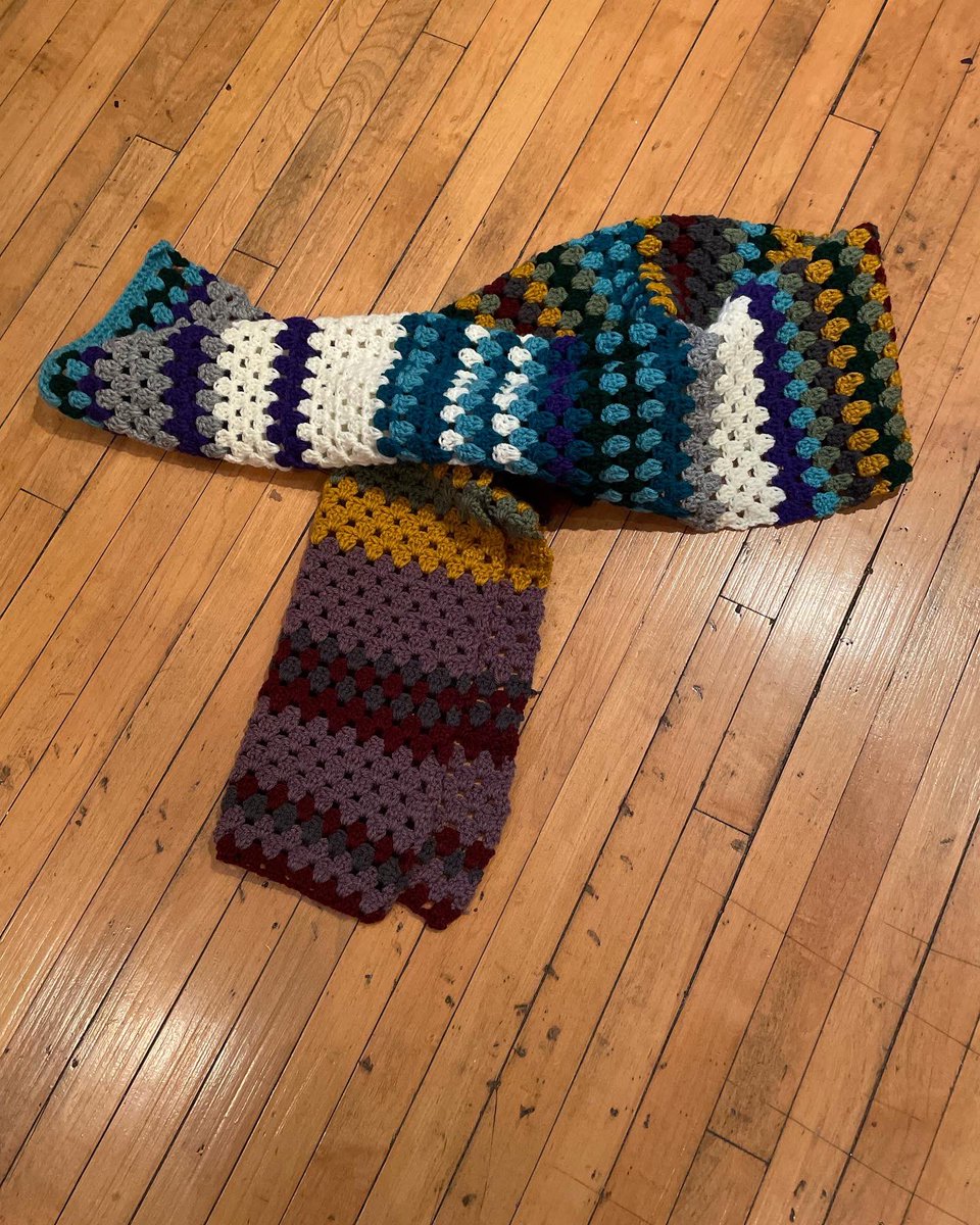 apples4theteach's tweet photo. Temperature scarf complete! Daily highs in KitchON from Sept 1 to Dec 31, 2022 - #wearabledata #infocrafting https://t.co/3mVxs1w6iJ