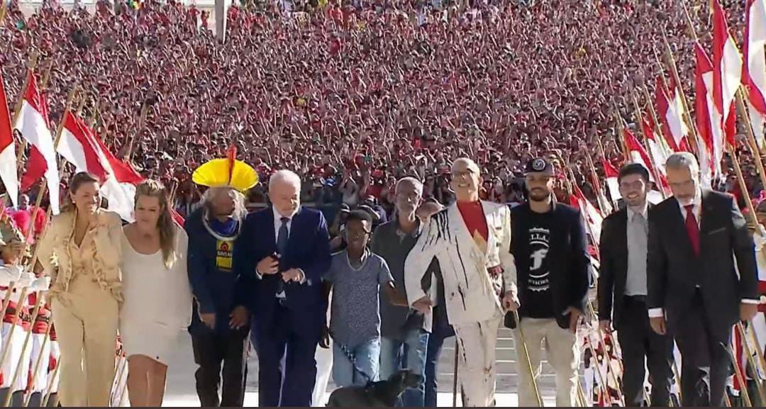 SthaelSamara's tweet photo. Lá vai o Brasil subindo a ladeira! QUE IMAGEM, senhores! Que imagem! 
#LulaEoBrasilSubindoARampa #LulaPresidenteDoBrasil1️⃣3️⃣ https://t.co/PZDr4qHoae