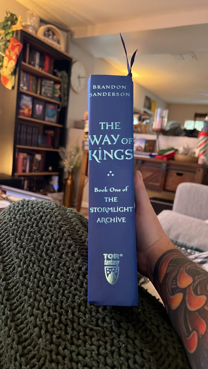 JordanGurch's tweet photo. Starting the new year off with a banger. @BrandSanderson @CosmereNetwork #stormlightarchive https://t.co/h5xwH38TRE