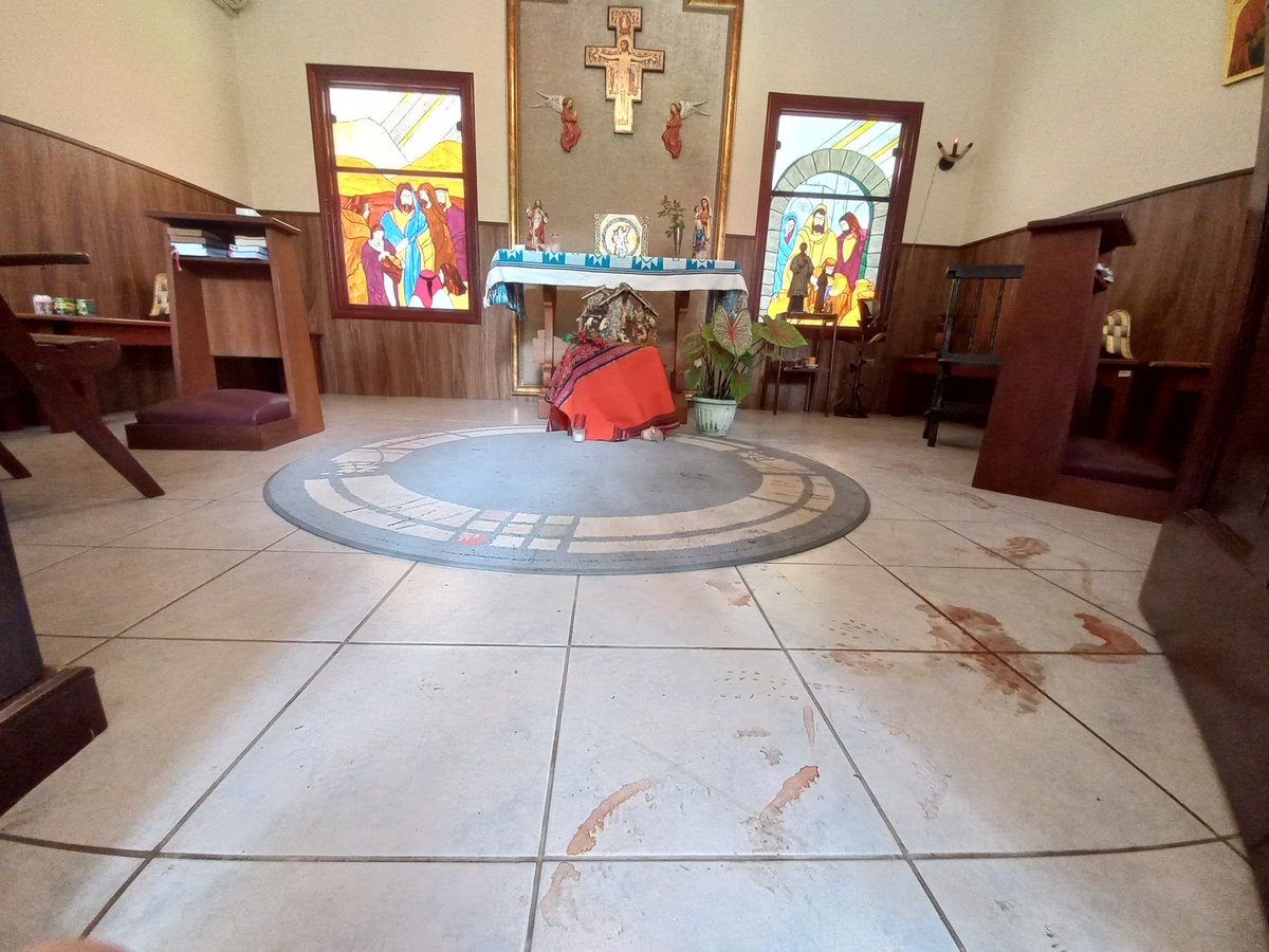 ComiteProSC's tweet photo. Manchas de Sangre en la iglesia de la Santa Cruz, donde el pueblo amedrentado por la policia boliviana se refugió escapando de los gases químicos. https://t.co/QgzkzppPaT