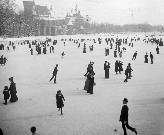 Outdoor ice skating. Photographed in the 1900s.