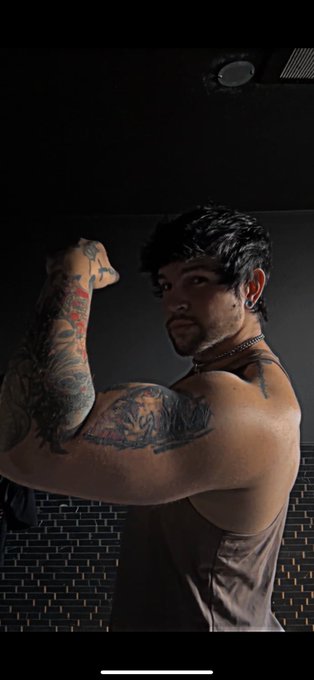 Who likes arms the size of your head 🥴 https://t.co/qWbGitTH1C