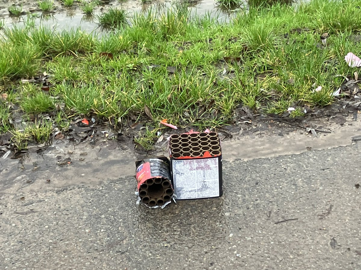 Stoofk's tweet photo. Zeg @BenWeyts voedt u kinderen eindelijk eens op ! Overal heb ik bakken #vuurwerk gevonden. Vaak aan #natuurgebieden #forten en andere plaatsen waar #biodiversiteit het moeilijk heeft https://t.co/7NV12hxmcm