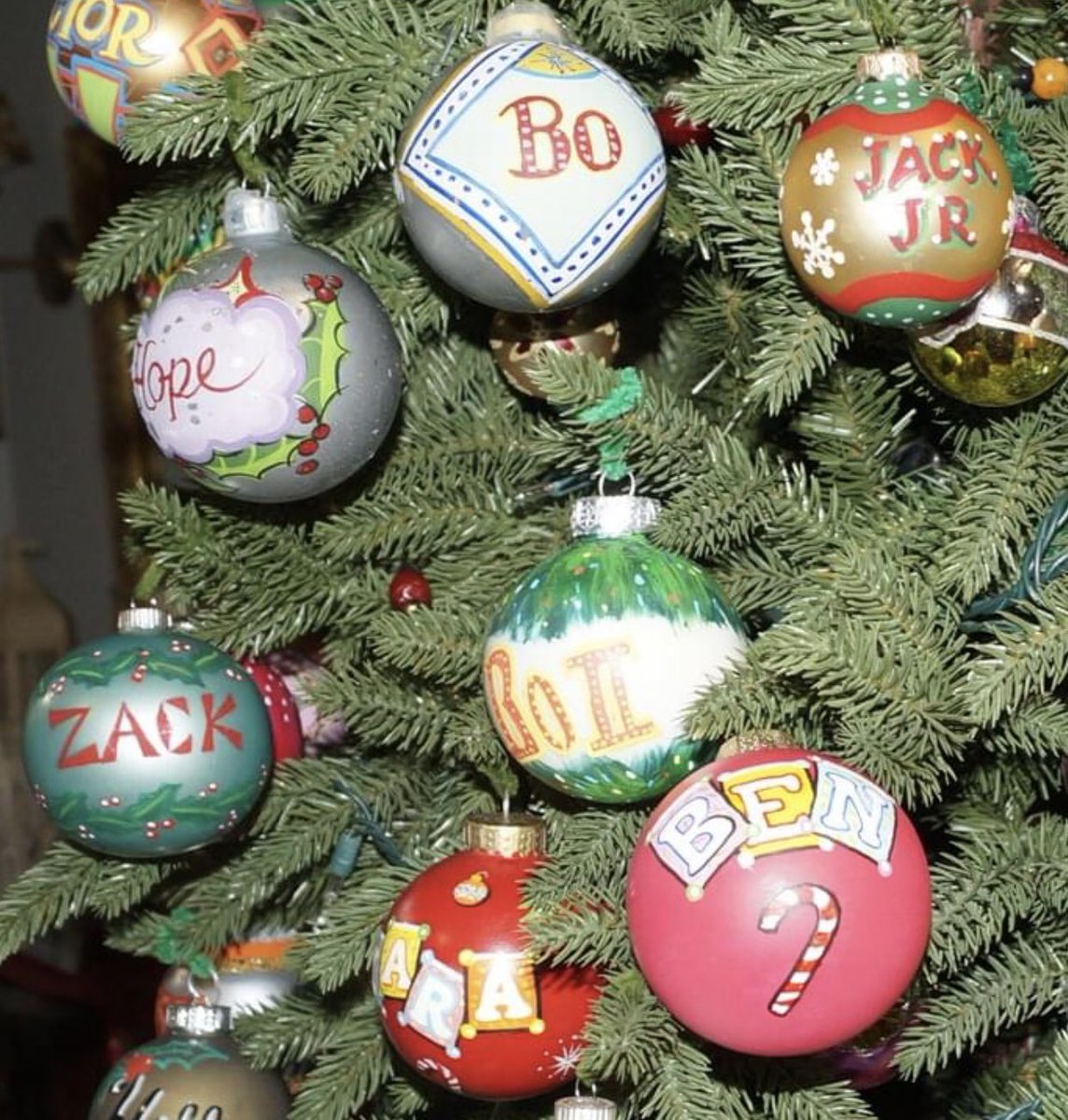 SaraCiuzio's tweet photo. HD shot of Baby Bo’s ornament and of #TheWestons’ ornaments on the tree
Pics credit Jason47 on FB #Cin #BenNCiara #CinFamily #WeLoveCin #BringBackCin #BringCinHome #CinForever https://t.co/uKato011gc